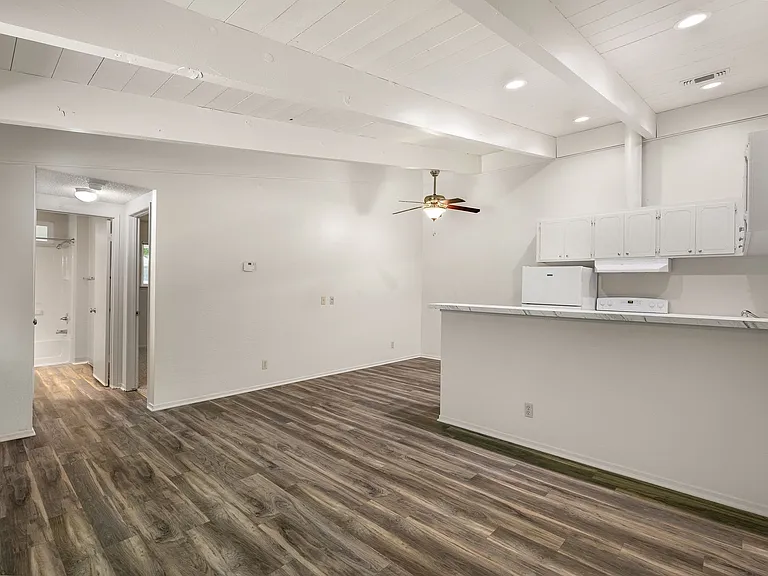 Lassen Villa Apartments — Photo 16