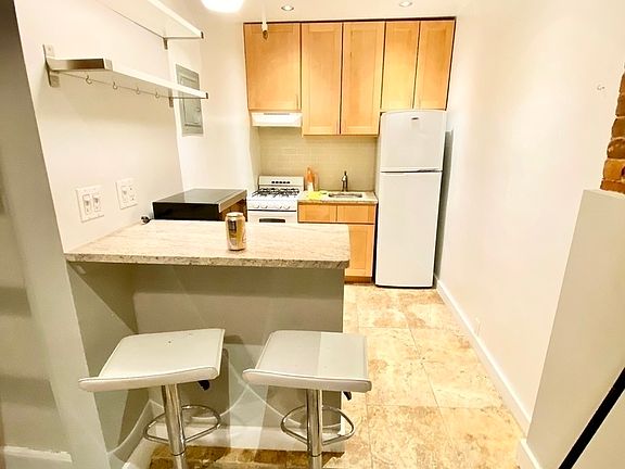 4th image of 163 W 71st St #2FR