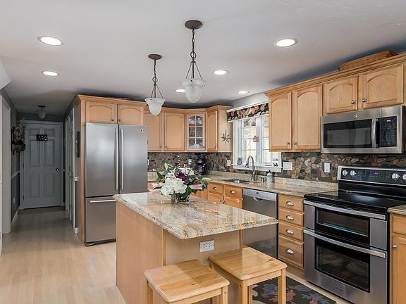 4th image of 7 Basswood Cir