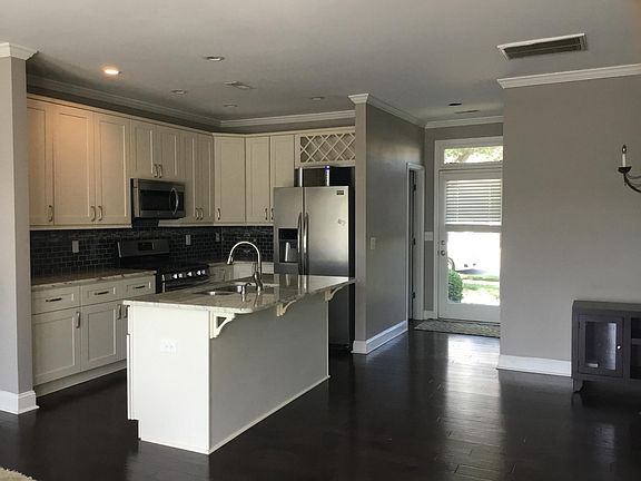 Open floor plan - brakfast bar with separate eat in dining a