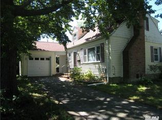 6 Garden Pl, Bay Shore, NY 11706