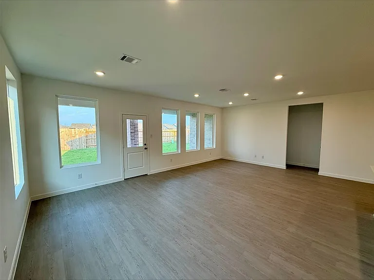 6427 Seafoam Lake Dr — Photo 9