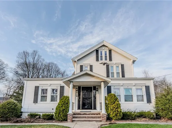 40 School St, North Smithfield, RI 02896