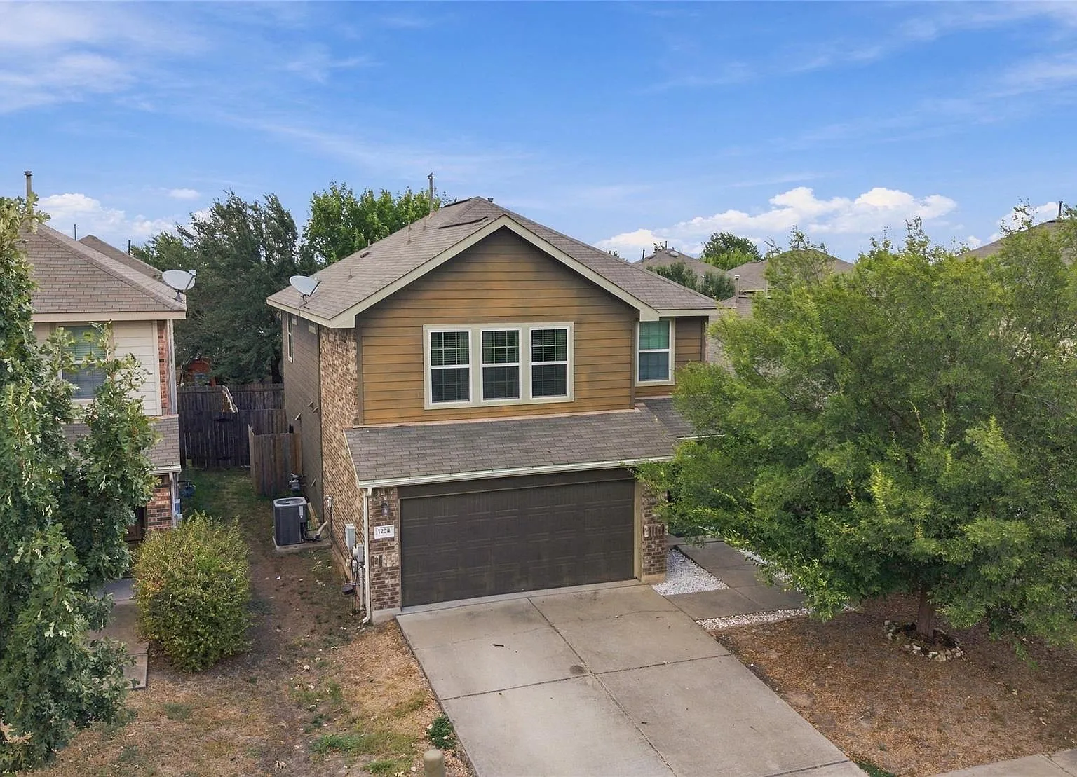 4 bed, 2.5 bath, 2240 sqft, $2,300 — Photo 2