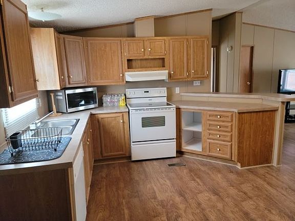 3rd image of 610 Cornwall St