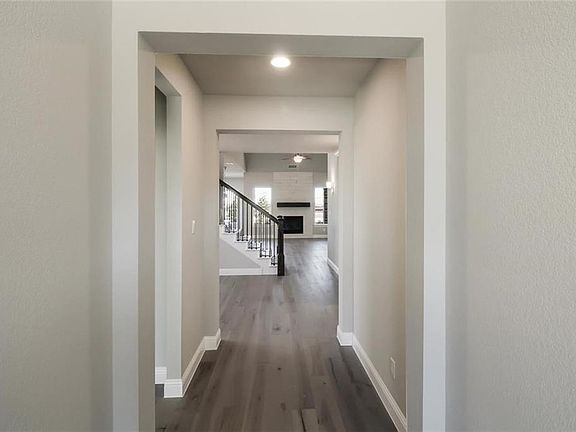 4th image of 2880 Clearwater Dr