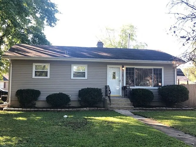 160 Benton Ave photo 1