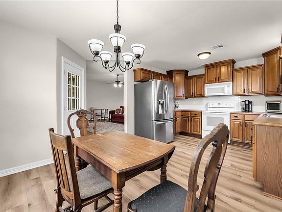 4th image of 511 Dewberry Ln