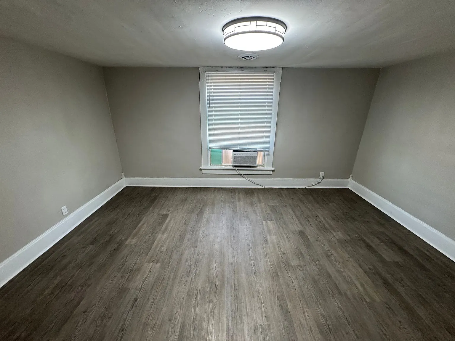 1601 Hart St--Pineapple — Photo 2