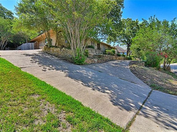 3rd image of 2221 Shadydale Dr