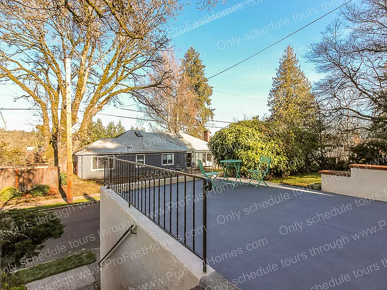 616 SW Moss St — Photo 4