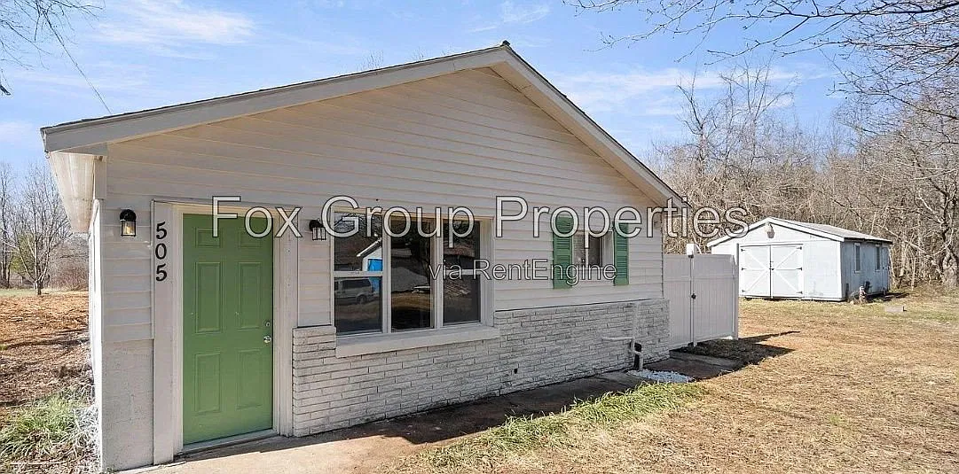 2 bed, 1.0 bath, 818 sqft, $1,305 — Photo 1