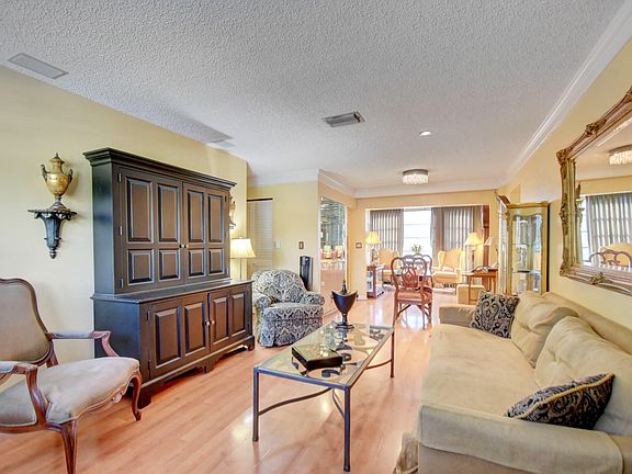 Home For Sale In Crystal Lake