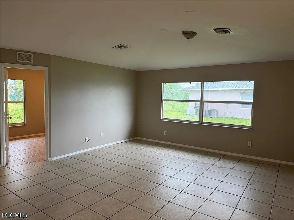 3 bed, 2.0 bath, 1228 sqft, $1,450 — Photo 2