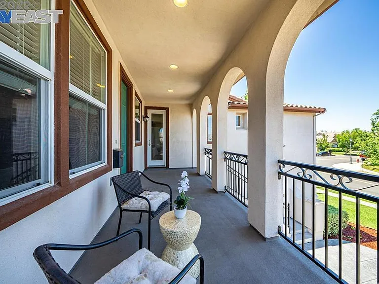 694 W Corazon Way — Photo 8
