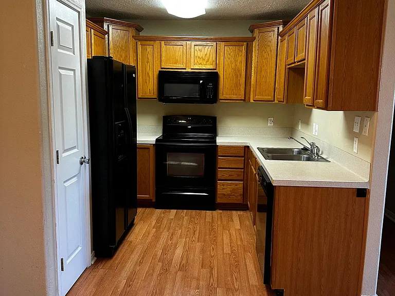139 Sherwood Dr #D — Photo 4