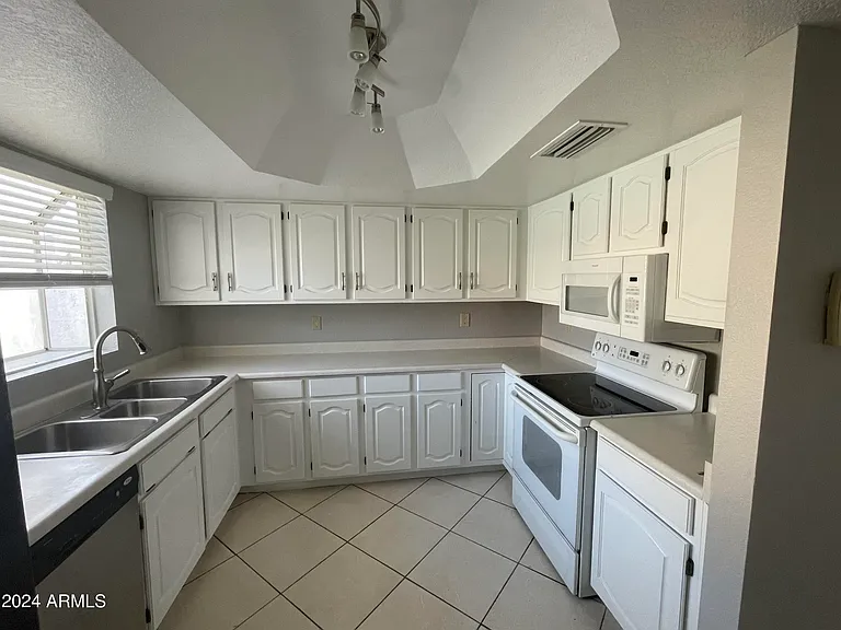 456 E Silver Creek Rd — Photo 5