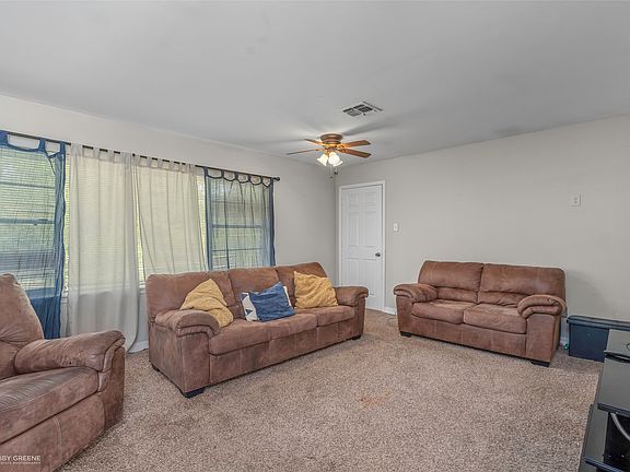 2nd image of 900 Lincoln Dr