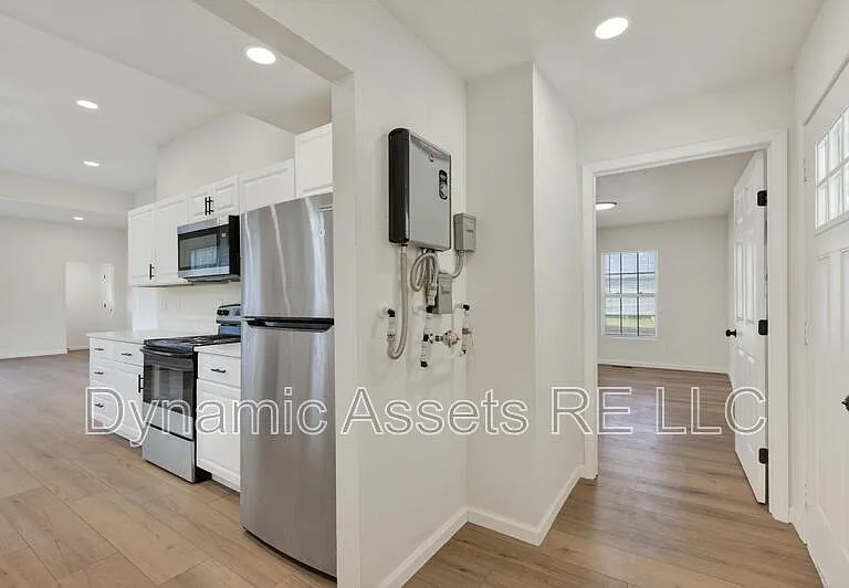 542 E 23rd St — Photo 12