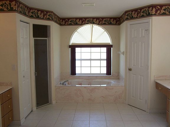 MASTER BATH WITH ROMAN TUB,SEPERATE SHOWER, DUAL SINKS/VANITIES, GREAT STORAGE