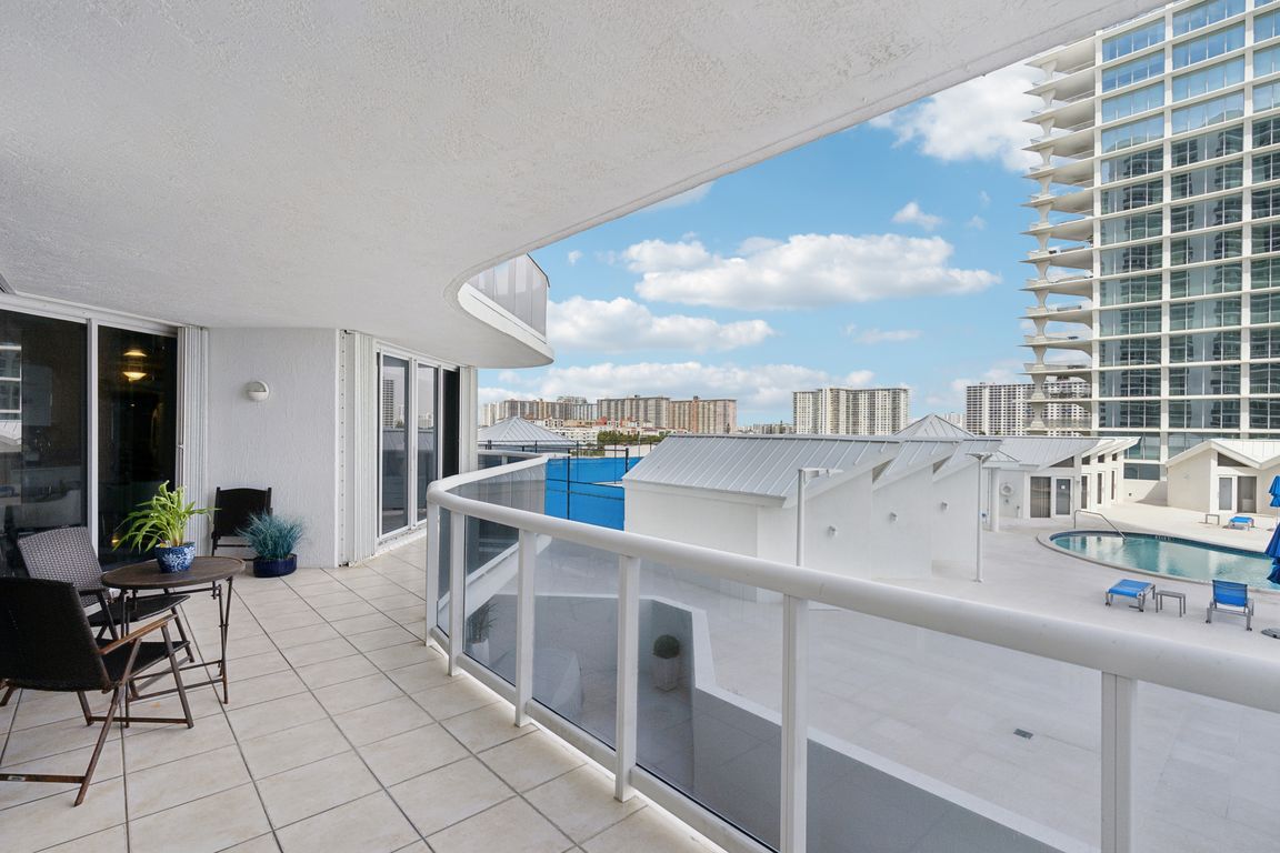 Collins Ave 704-035.jpg