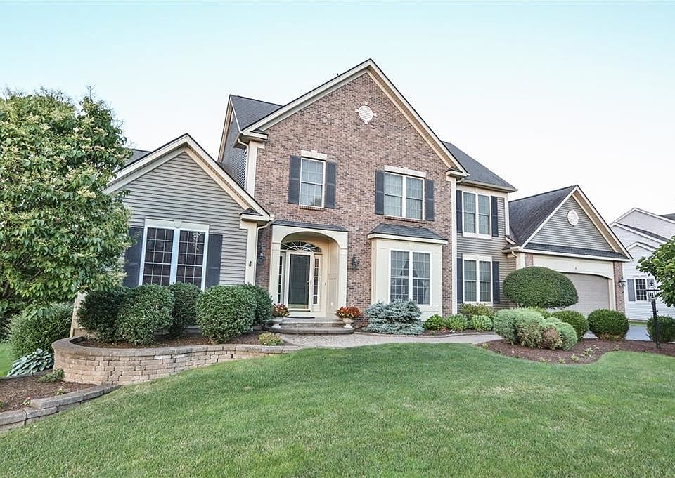 1st image of 6 Crest Wood Cir