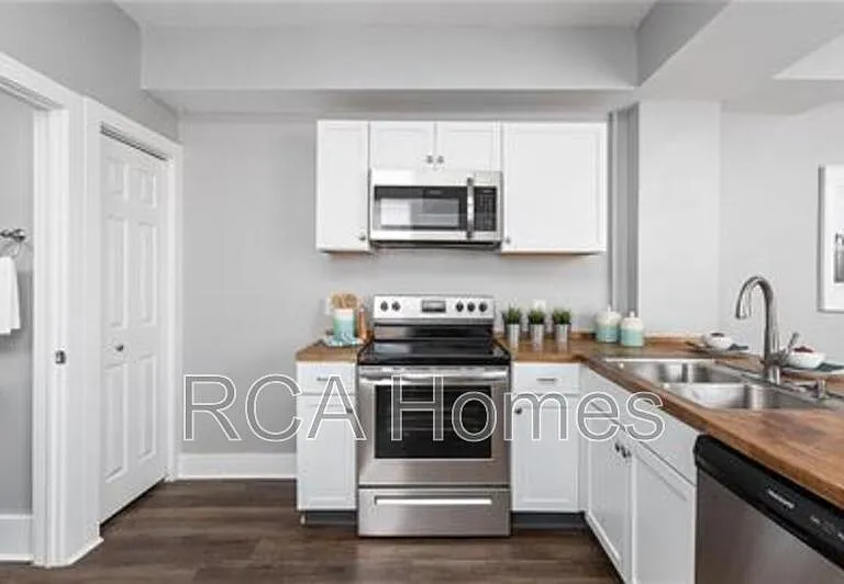 1026 Orange St — Photo 3