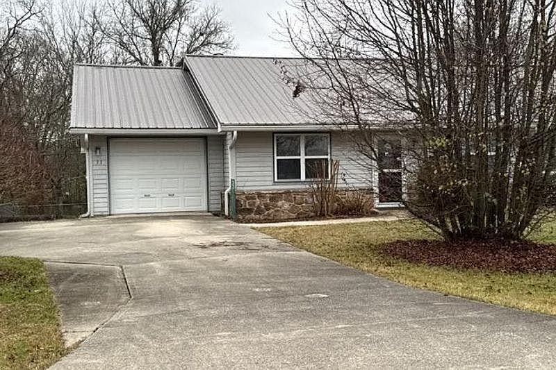 1st image of 33 Wood Ln