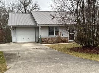 33 Wood Ln, Sparta, TN 38583