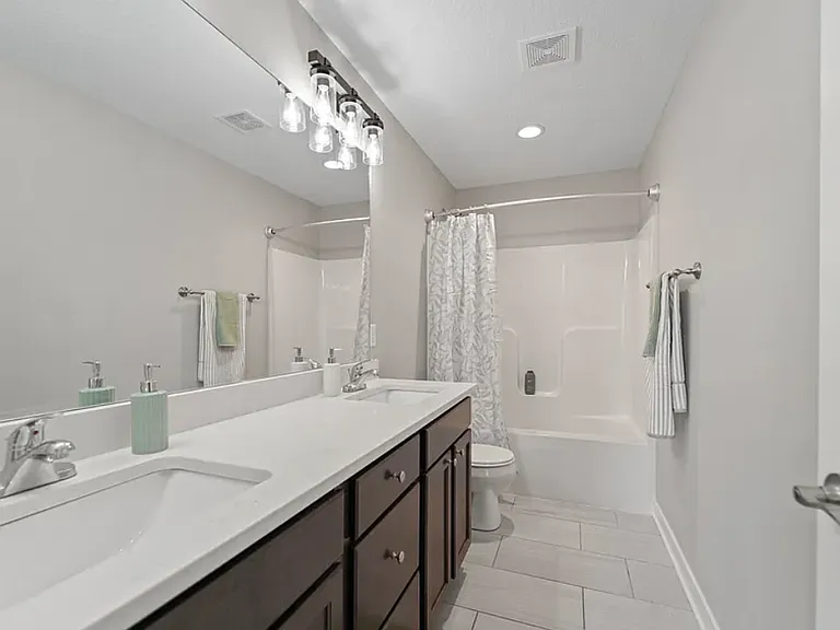 900 Kinney Cir NE — Photo 2