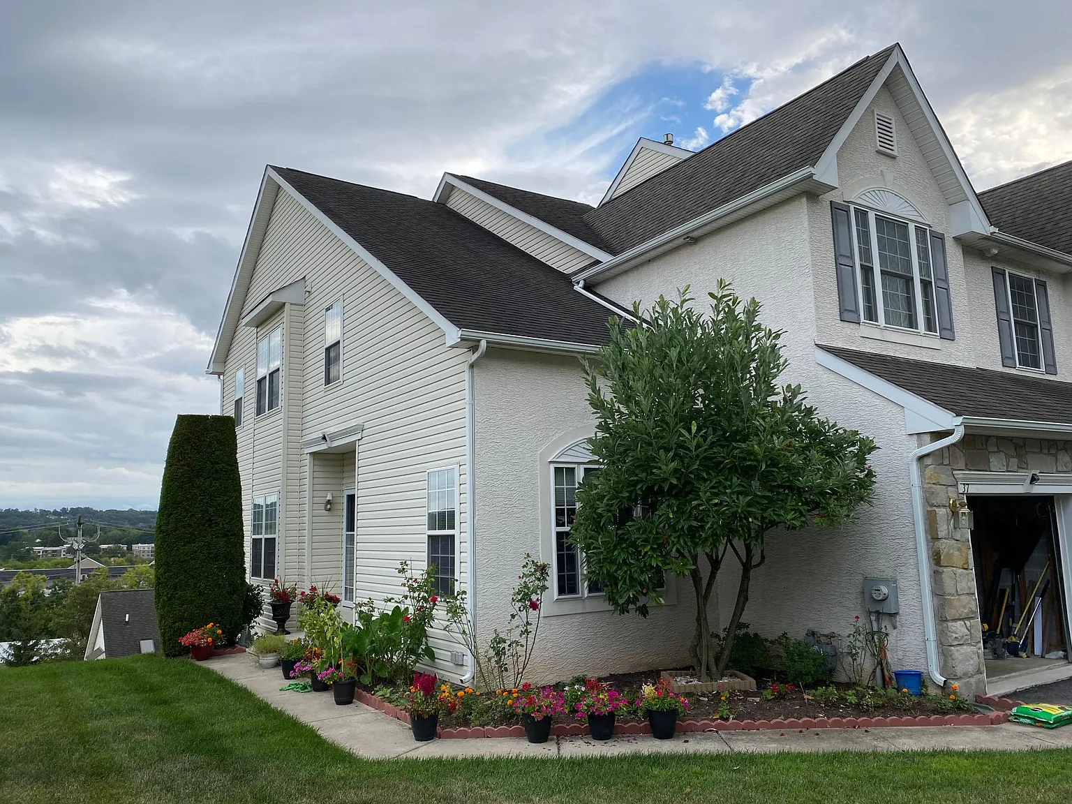 3 bed, 2.5 bath, 2874 sqft, $3,100 — Photo 2