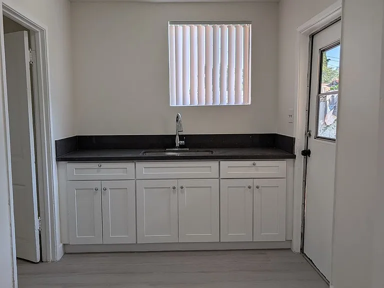 2805 Meeker Ave — Photo 2