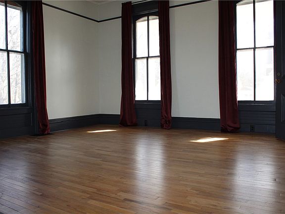 4th image of 218 N Washington St