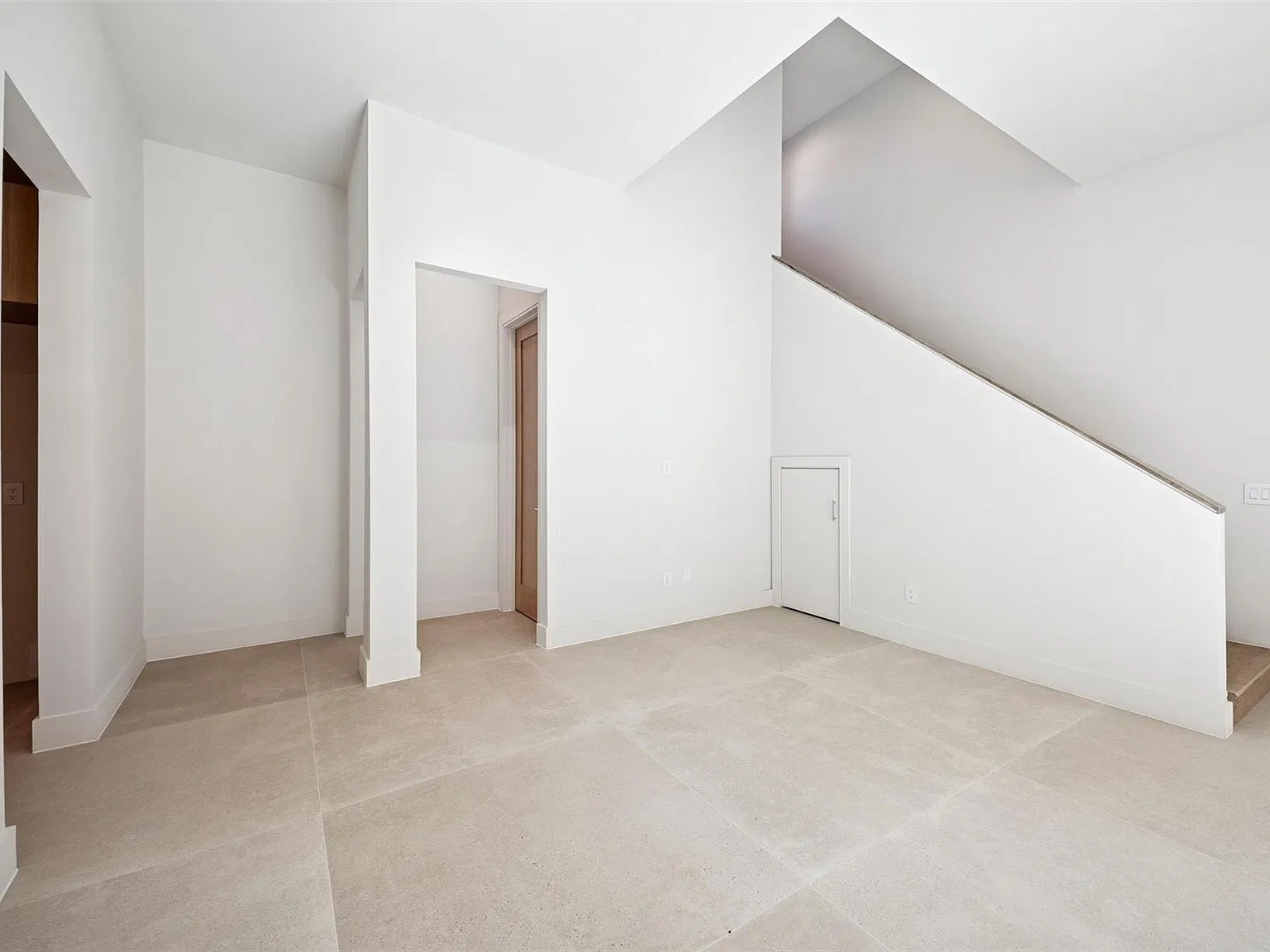 3 bed, 3.5 bath, 2518 sqft, $5,100 — Photo 3