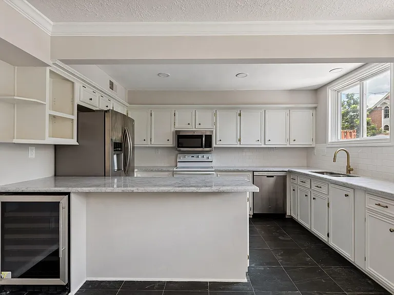601 Sandman St — Photo 12