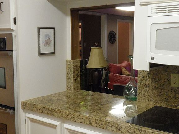 Granite countertops w/ SS appliances