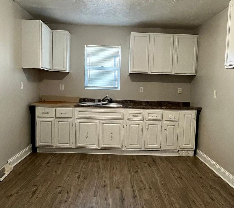 1st image of 530 W 49th Ave