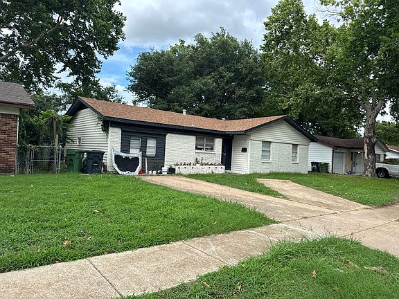 3rd image of 407 E Lilly Ln