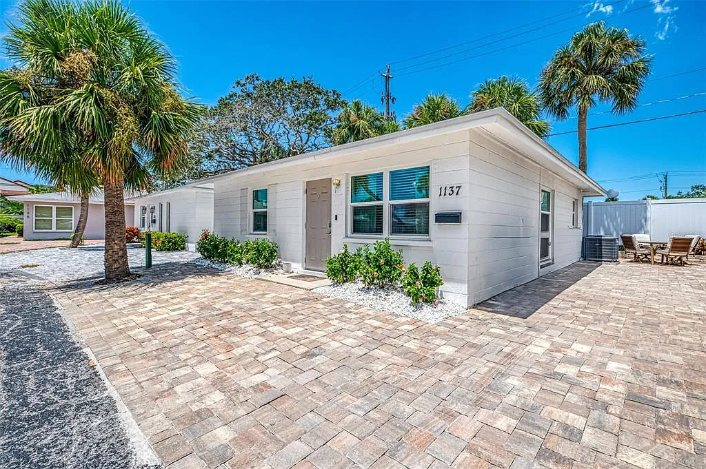 2 bed, 2.0 bath, 896 sqft, $7,500 — Photo 1