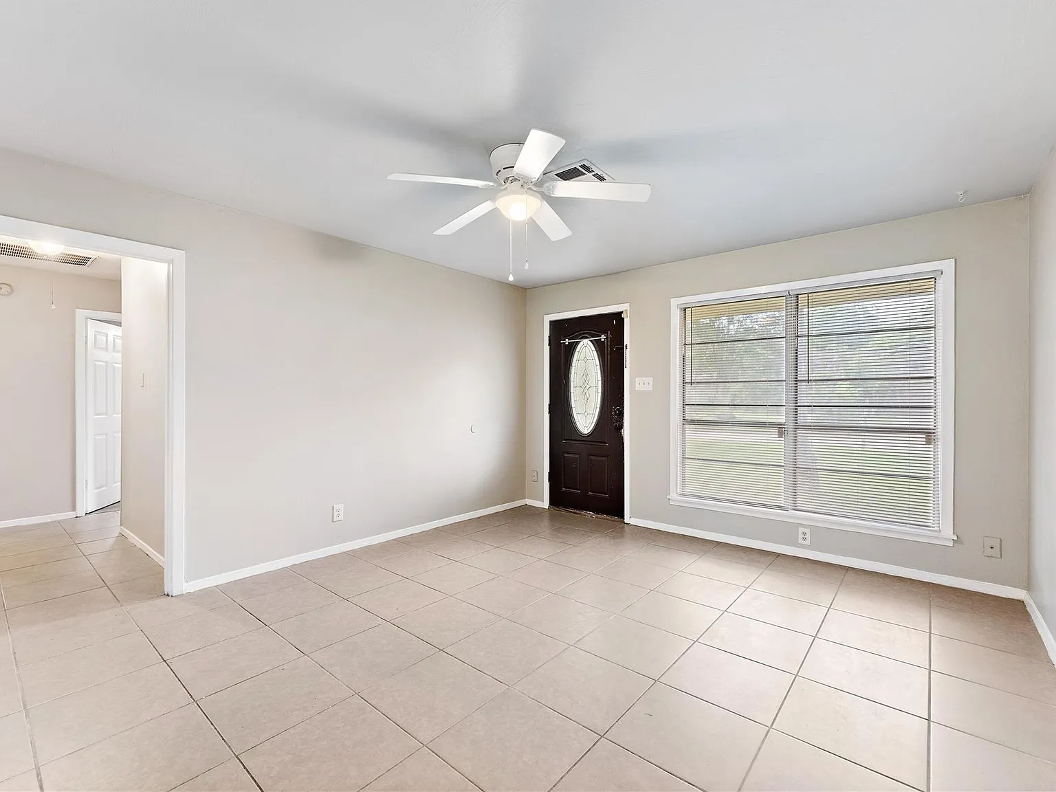 4 bed, 1.5 bath, 1705 sqft, $1,799 — Photo 2