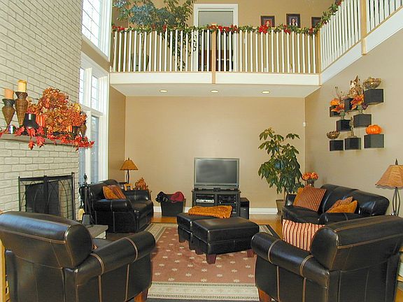 2-Story Fam Rm w/Balcony