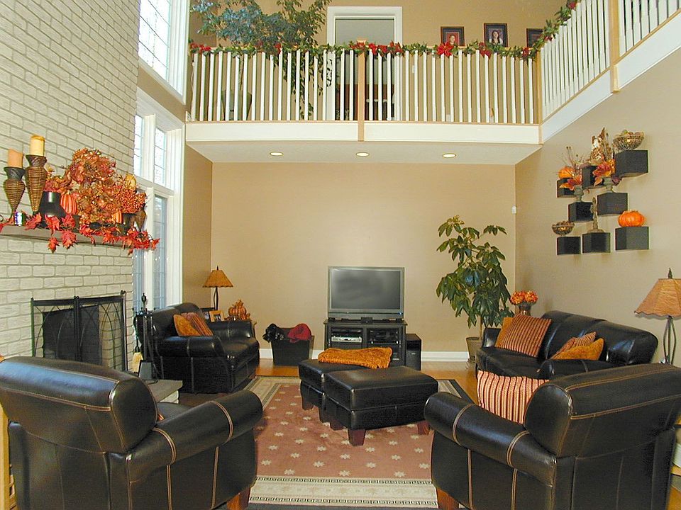 2-Story Fam Rm w/Balcony