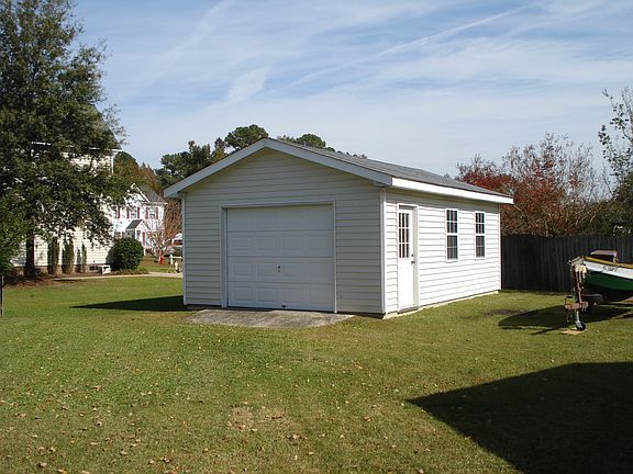 Detached garage