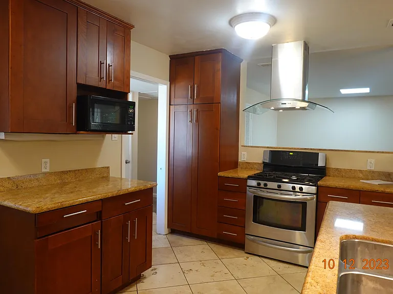 3417 Toledo Way — Photo 9