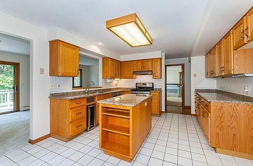 3rd image of 10 Applewood Ln