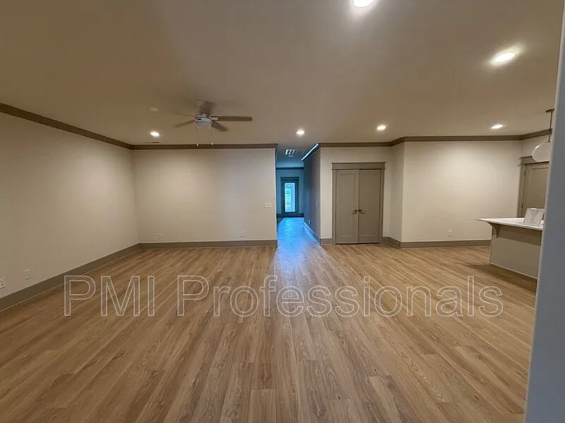 3 bed, 2.0 bath, 1925 sqft, $2,549 — Photo 3