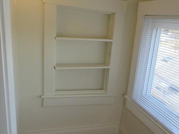 upstairs small study/closet