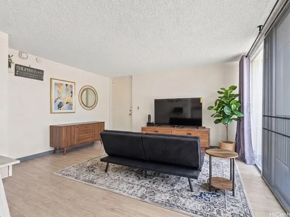620 McCully St APT 308, Honolulu, HI 96826