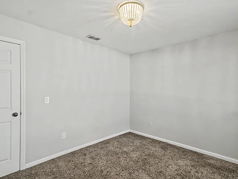 404 Clairemore Cir — Photo 21
