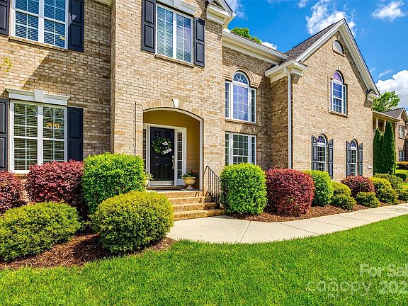 3rd image of 405 Five Leaf Ln